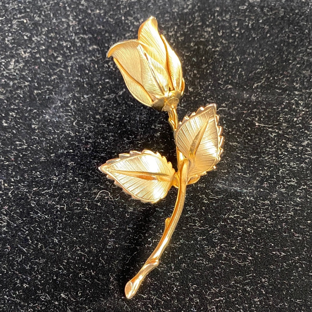 Gold Floral Rose Bud Brooch – Elegant Gold-Tone Women's Jewelry
